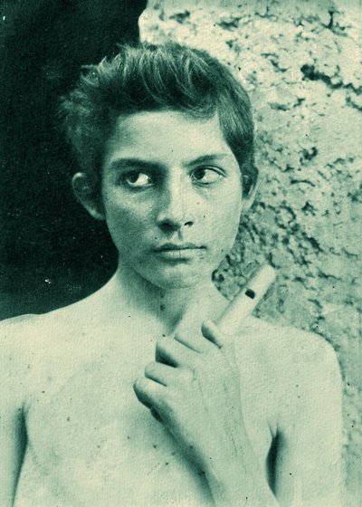 Retrato de un niño siciliano sosteniendo una flauta, c. 1899 de Baron Wilhelm von Gloeden